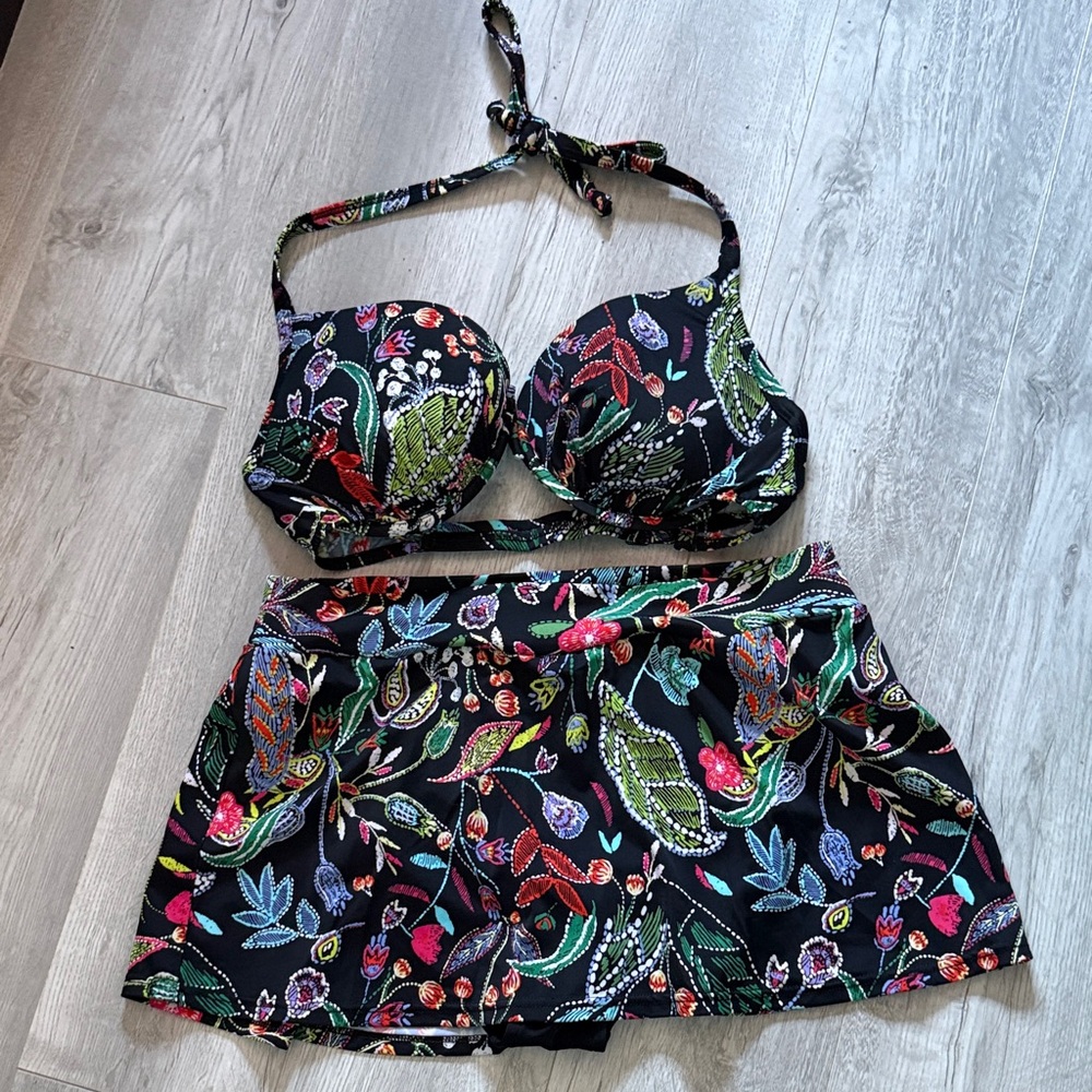Venus bikini D top and size 10 swim bottoms.